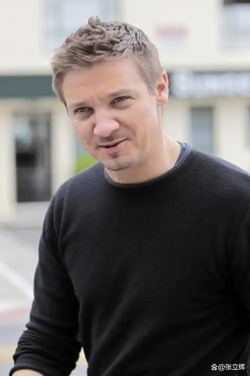 在好莱坞的璀璨星河中,杰瑞米·雷纳(jeremy renner)以他坚韧不拔的