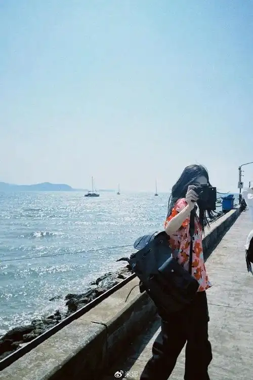 陈瑶工作室陈瑶橘色的比基尼泳衣在阳光下闪耀着光芒93肆意大胆做