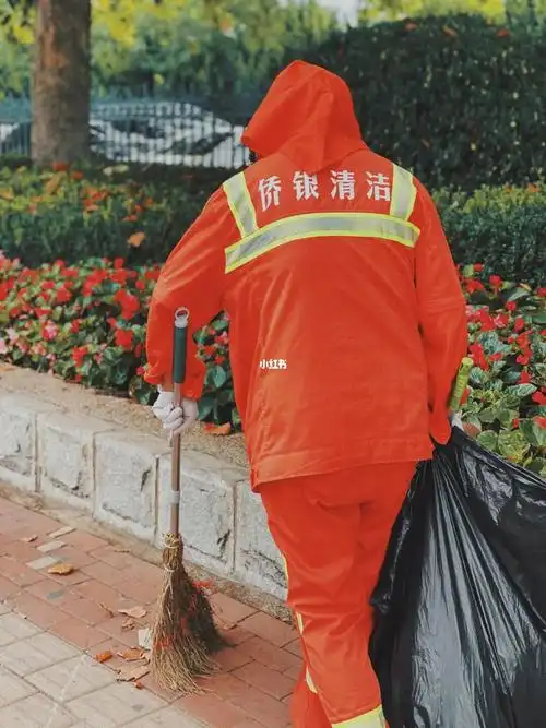 一把扫帚一个袋子环卫工人的日常扫街