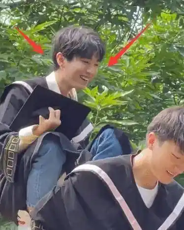 原创王俊凯回北电和同学有说有笑遇到老师却一脸乖巧生图明星相优越