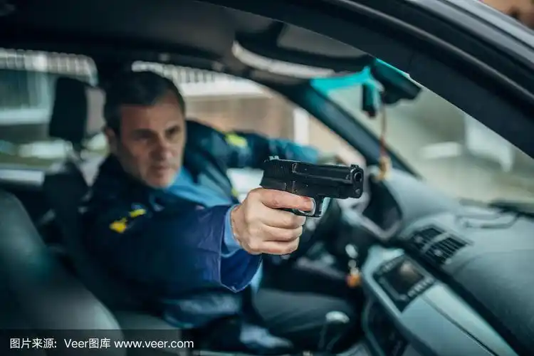 一个手里拿着枪的fbi探员