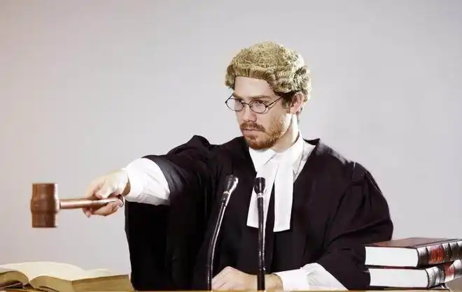 英国的法官和律师在出庭时为啥要戴着假发和一个英国国王有关