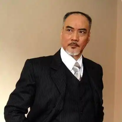 1979年主演电视剧《天蚕变》开始受到关注,剧中饰演角色云飞扬.