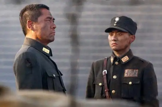 其任军长,后在滕县保卫战中殉国,王铭章将军的抗日事迹与剧中的冯天魁