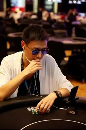 也许你见过明星牌手在直播间解说赛事,但是,你见过他们一边打牌疫边