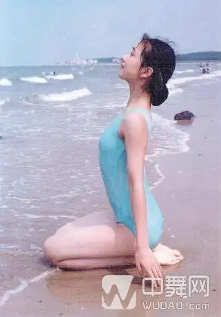 中国好舞蹈"人气导师"海清性感美艳比基尼照(图文)