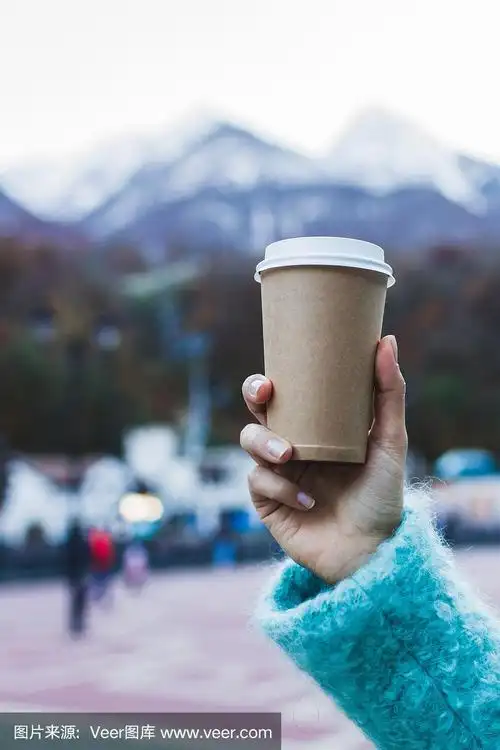 女孩的手拿着一杯山景饮料