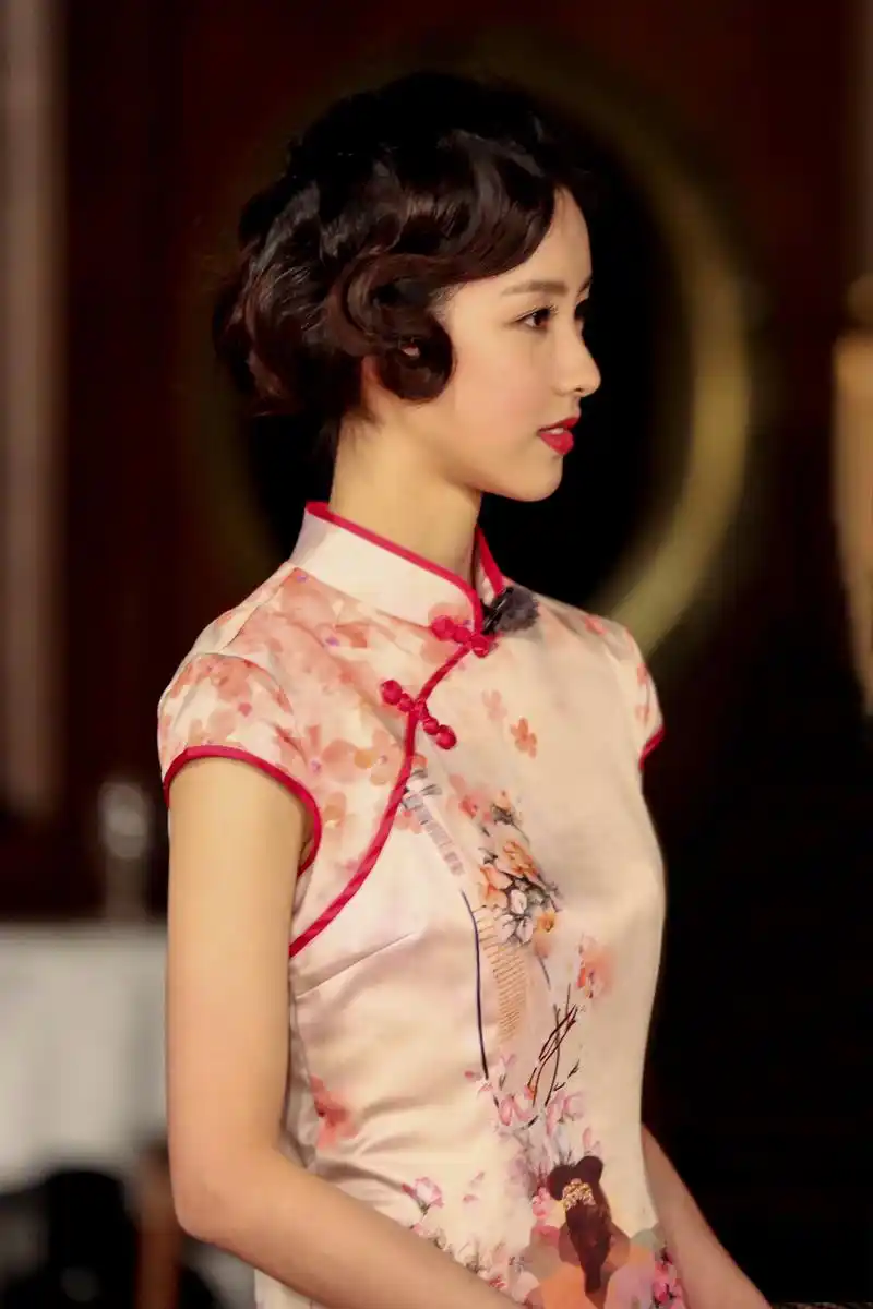 如画中的民国女子,落落大方,浅笑动人.