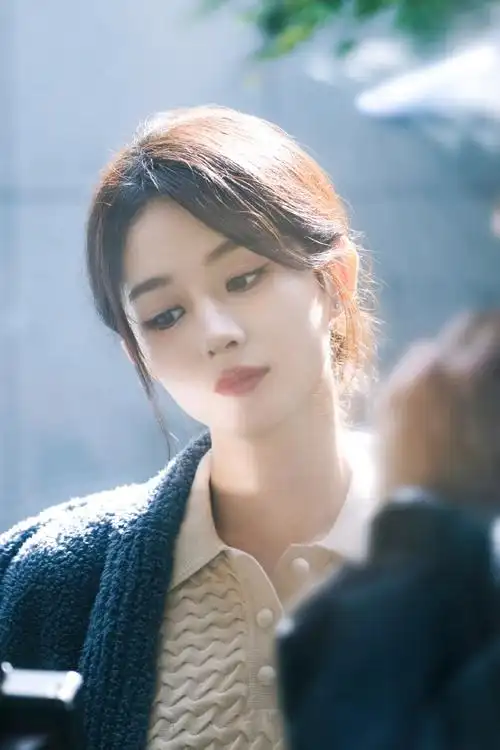 赵丽颖看剧本照