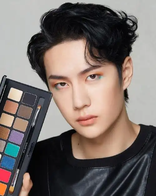 王一博变彩妆博主红色系眼妆上线化身魅惑狮子系男孩