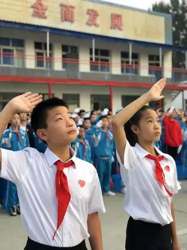 全体少先队员行队礼!