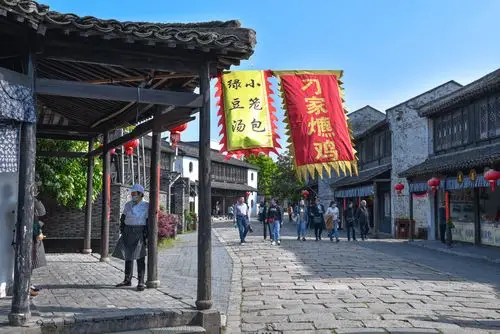 云庆堂水乡风味宴,当然不能错过横泾老街的"爊鸡",这可是常熟本地的