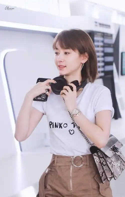 王子文厉害了把烂大街的白t恤穿出少女感搭配工装裤最多18岁