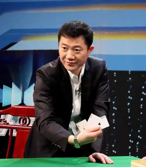 马洪刚因技术娴熟被人称为赌王,很多人把他出千的录像用很慢的速度