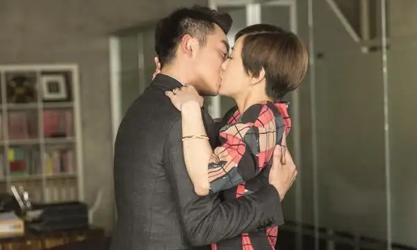 郭采洁和郑恺共舞下一秒拉近热吻超甜