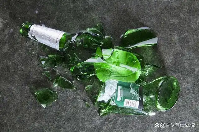 看到这样的情节:一群小混混在争吵时突然抄起啤酒瓶猛地砸在别人头上
