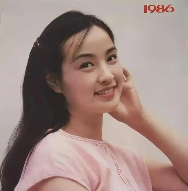 照片拍摄于1986年,拍摄对象是国家级演员刘晓庆.