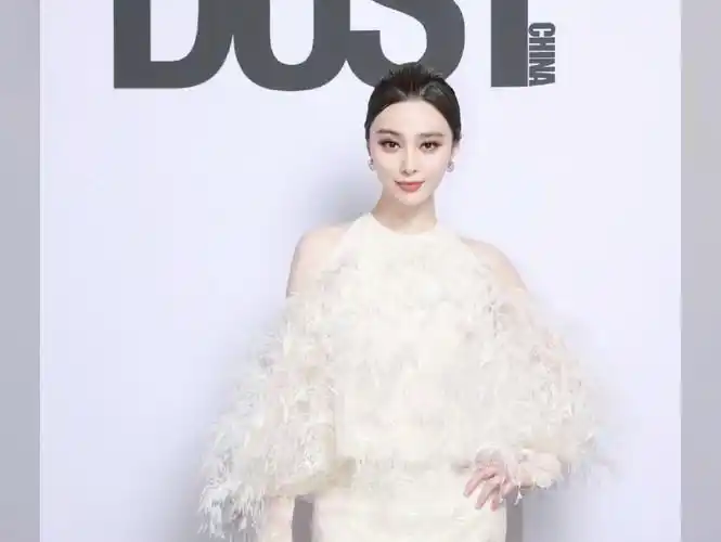 dust china晚宴红毯女王范冰冰,一袭白裙尽显高贵典雅!