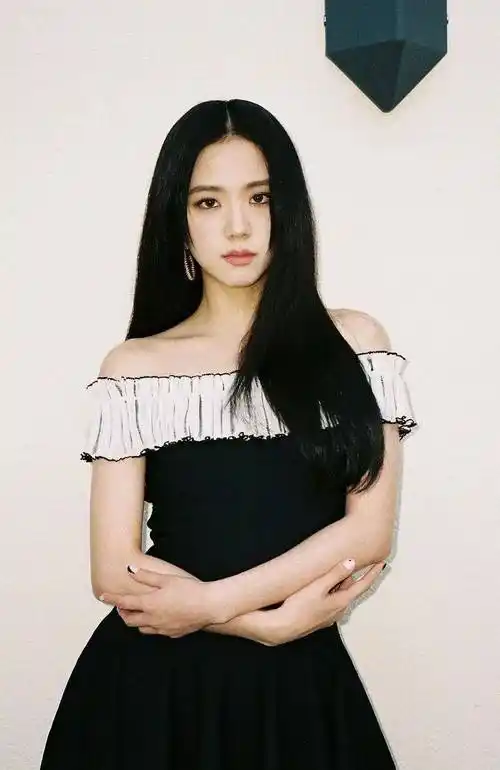 惊喜国际秀场闪耀亮相后jisoo给你送来一份造型攻略