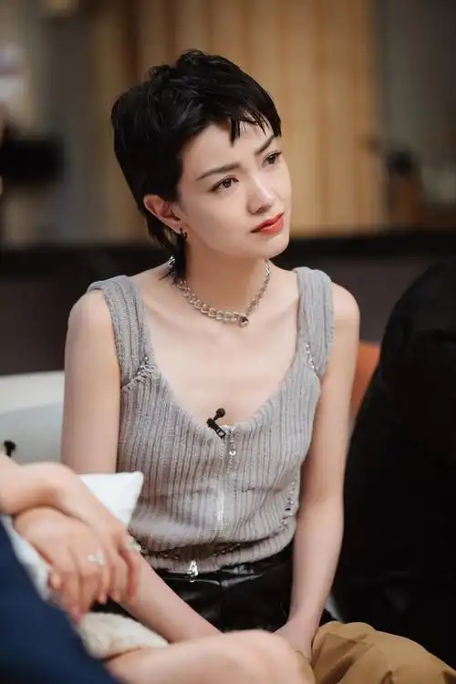 这款短发郭采洁也没hold住吧