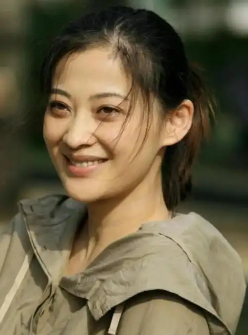 梅婷和叶大鹰已经结束了他们的恋情,虽然具体原因尚未明确,或许是因为