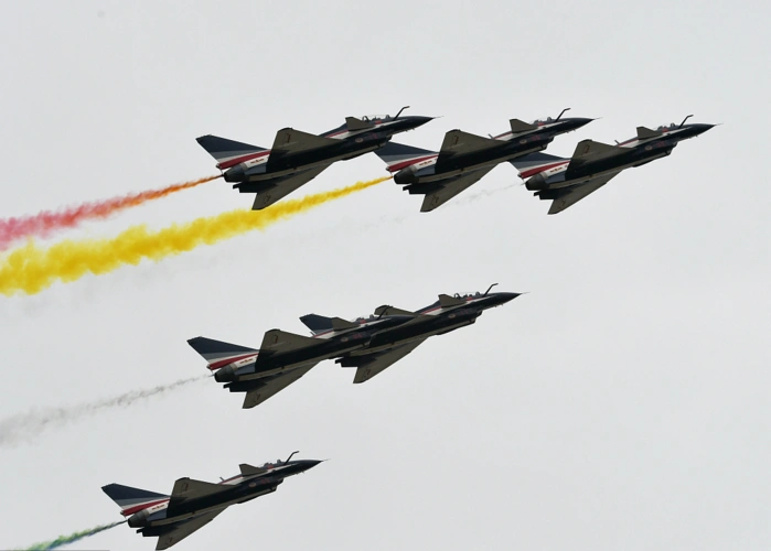 巴铁国庆阅兵式上,主持人用汉语喊出:欢迎中国空军八一飞行表演队!