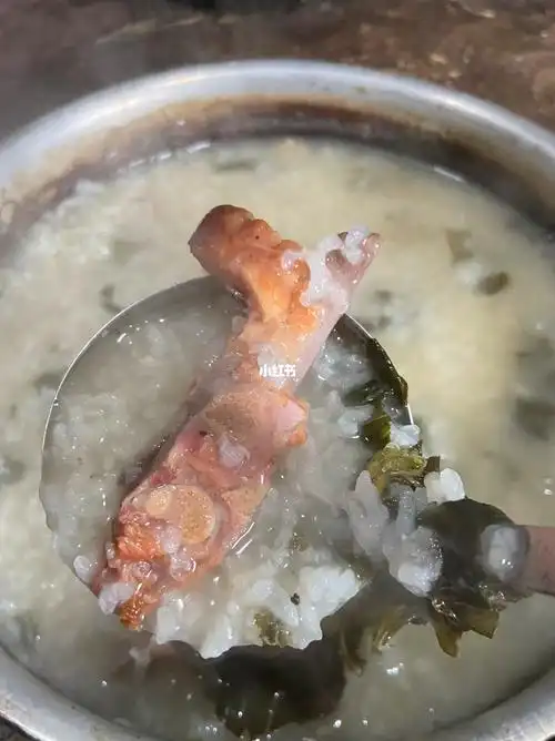 乡村生活柴火煮菜干烧猪骨粥奸笑