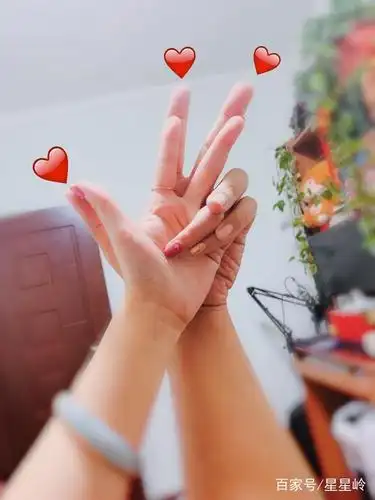 流行情侣手势比心拍照