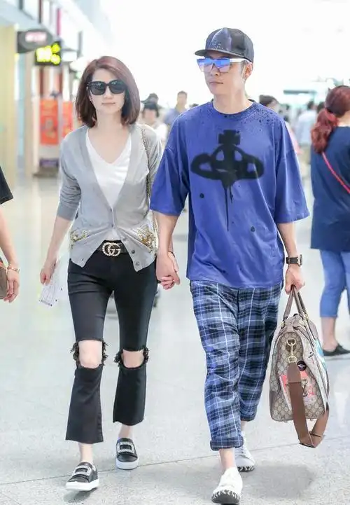 洪欣张丹峰还挺般配的,虽然年龄差距大,但同穿卫衣看不出年龄差