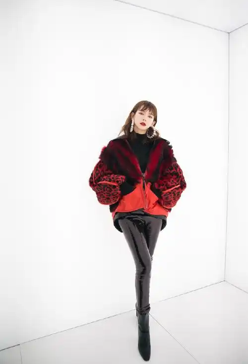 戚薇穿豹纹貂绒搭配皮裤气场十足,演绎霸气女王范,李承铉好眼光