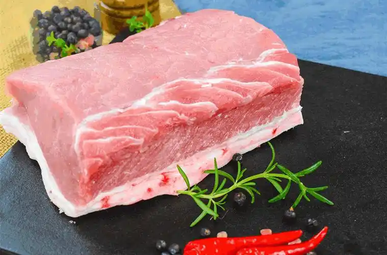 冷鲜去皮带膘通脊肉质鲜嫩,带膘带筋,表面干净无杂质,含水量略高于