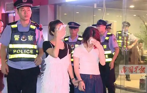 7月6日焦点图为多卖酒酒托女连喝7瓶红酒123