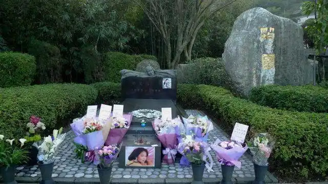 当年邓丽君在酒店去世,遗体左侧见斑点针孔,男友却不让解剖