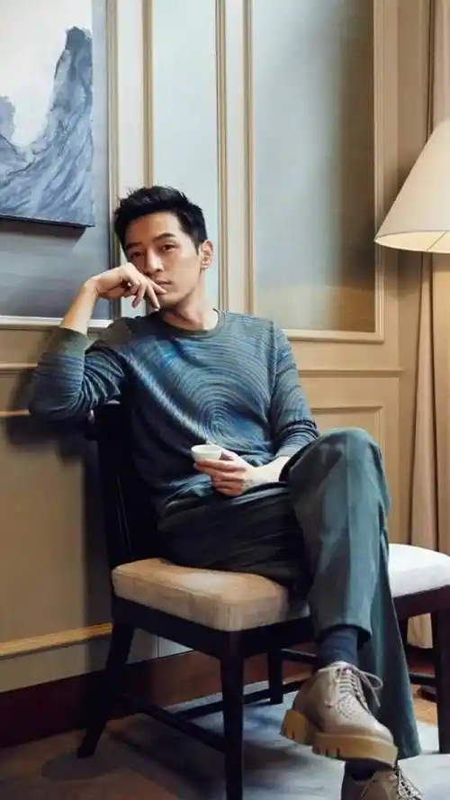 帅气胡歌近照形象大变,满脸胡茬变油腻大叔_手机搜狐网