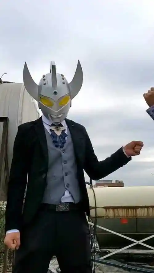 当奥特曼穿上西装后,画面是这个样子的,简直毫无违和感