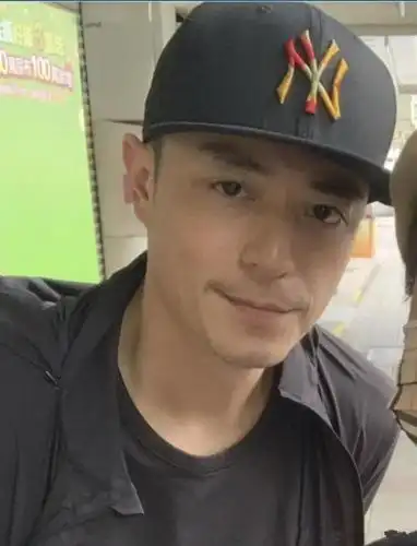 霍建华近照曝光,纯素颜出门闲逛被偶遇,胡子拉碴依旧帅气十足