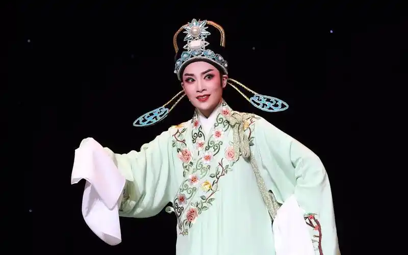 越剧劈山救母宿庙题诗范莹