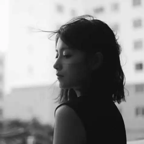 世界的喧嚣与我无关黑白女生头像