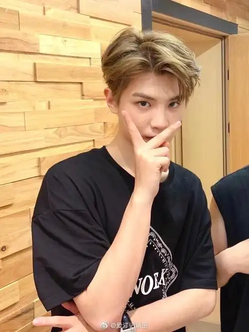 昨天行程表上没有行程有人偶遇了黄明昊在录音