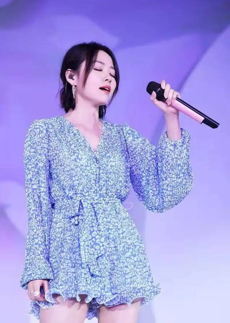 张靓颖时尚开挂,短发清新减龄,大秀修长美腿!