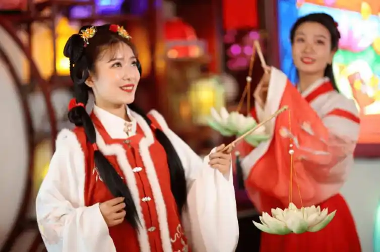 上元佳节奇妙夜来清明上河园体验国潮中国年