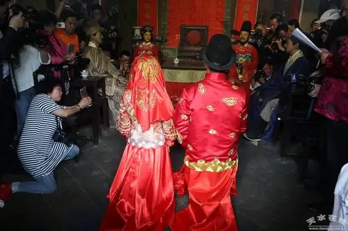 (拜堂)(拜堂)新郎与新娘表演者,进行至桂馥院的正厅后,按照传统民俗