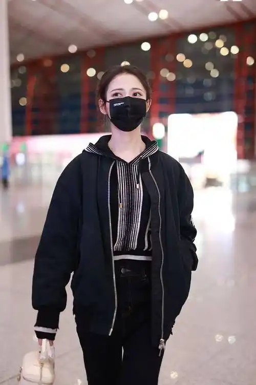 陈钰琪黑白条纹连帽衫搭黑色夹克 穿九分卷边牛仔裤飒气利落_机场