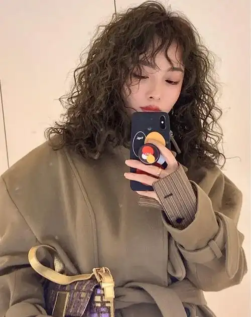 看这个小姐姐满头顶的都是杠子,就知道她烫的是一个满头卷的发型,从