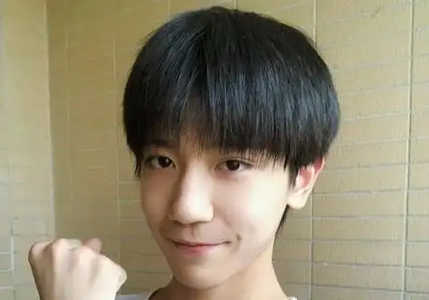 与韩式风格有所不同的男学生黑色齐刘海蘑菇头短直发发型,非常适合