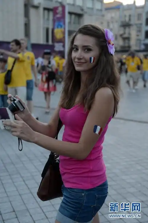 乌克兰美女球迷成群倾情呐喊惊艳全球图