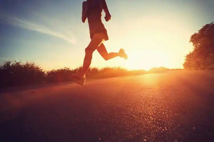 健身日落运动励志在晚霞的余晖下跑步的男人的剪影针对美丽多彩的天空