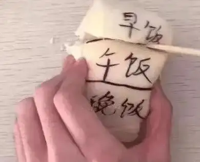 真的太可怜了!一个馒头还分早饭,午饭,晚饭. 第3个:睡觉的地方.