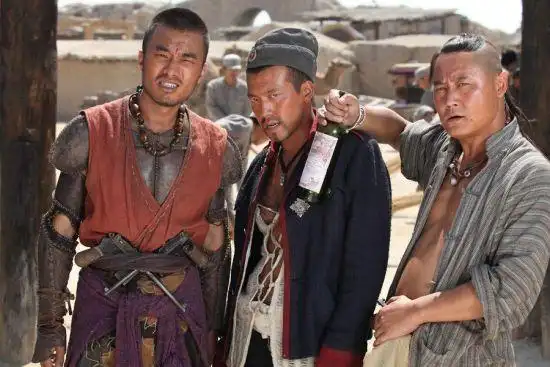 张嘉译,杜淳(微博),杨若兮(微博),李印等主演的电视连续剧《雪狼谷》