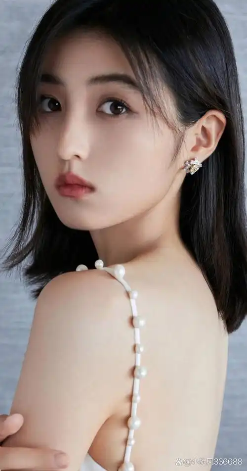 张子枫的身材在公众形象中通常显得比较自然和中性,她本人在不同场合